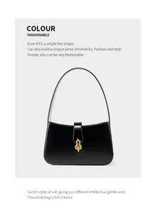 Détail d'un sac sous le bras en cuir noir minimaliste avec boucle en métal doré chic