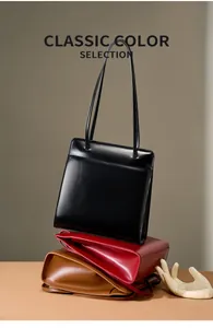 Détails de trois sacs cabas en cuir premium en rouge, noir et marron avec coutures fines