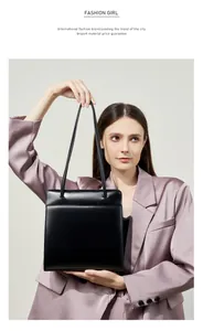 Détail d'un sac cabas en cuir noir structuré montrant une finition lisse et des bretelles