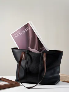 Grand sac cabas en cuir noir avec anses marrons et doublure bordeaux pour le quotidien