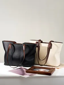 Grands sacs cabas en cuir véritable noir et beige avec des bandoulières marron