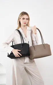 Dettaglio della pelle martellata nera e marrone per borse tote da donna stile ufficio