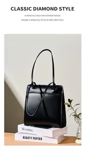 Gros plan du sac cabas en cuir brillant avec fines bretelles sur des accessoires blancs