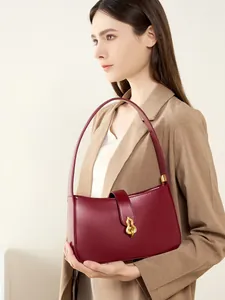 Sac à épaule chic en cuir bordeaux avec boucle flamme dorée élégante pour femme