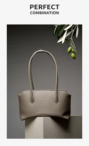 Dettaglio della borsa tote in pelle taupe con trama a grana su un piedistallo bianco