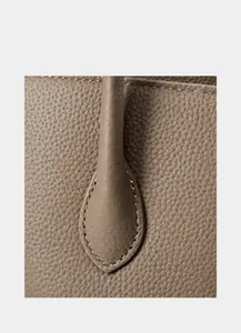 Dettaglio della pelle martellata e cuciture precise sulla borsa tote da donna