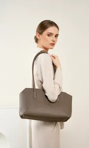Borsa tote minimalista in pelle taupe con trama a grana e lunghi spallacci per il trasporto