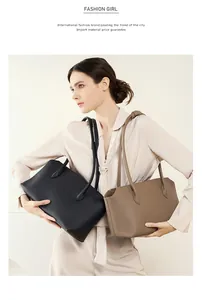 Dettagli di borse tote minimaliste in pelle nera e kaki con trama a grana fine