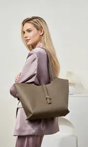 Borsa tote in pelle marrone indossata da modella per uno stile sofisticato
