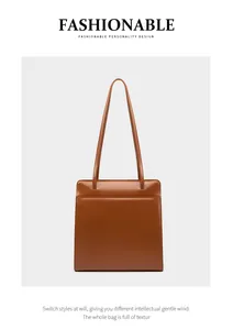 Détail du sac cabas en cuir marron avec coutures élégantes et finition brillante