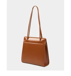 Vue détaillée du sac cabas en cuir marron avec texture lisse et finition élégante