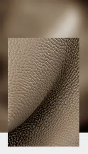Dettaglio macro in vera pelle martellata di una borsa tote marrone con finitura oleosa