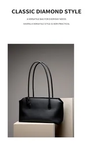 Dettaglio della trama in pelle nera martellata sulla borsa tote classica e minimalista