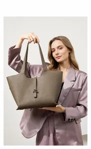 Dettaglio della grande borsa tote in pelle con cinturino verticale e fibbia in metallo