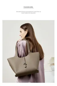 Dettaglio borsa tote in pelle taupe martellata con fibbia metallica e doppi manici