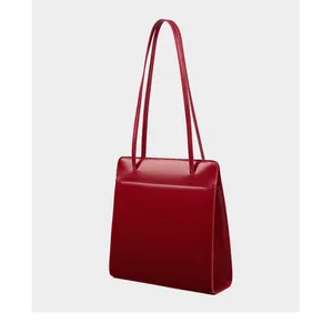 Détail du sac cabas en cuir rouge élégant avec bandoulières pour mariage et cérémonie