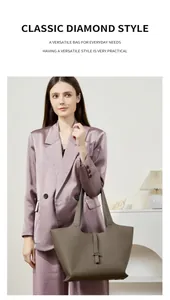 Dettaglio della borsa tote in pelle verde oliva con fibbia in metallo su blazer di raso