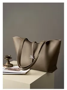 Dettaglio borsa shopper in pelle color talpa con chiusure in metallo argento lucido