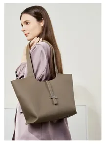 Borsa tote in pelle taupe indossata con trama a grana fine e manici lunghi a spalla