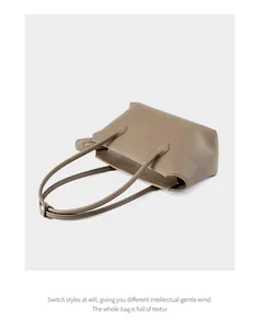 Dettaglio della borsa tote in pelle taupe con grana e cerniere in metallo argento