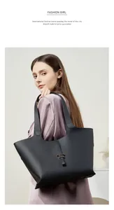 Dettaglio della borsa tote in pelle martellata nera con fibbia e manico lungo