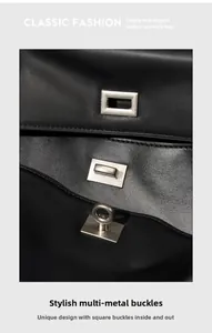Dettaglio macro della borsa in pelle nera con chiusure multiple in metallo argentato