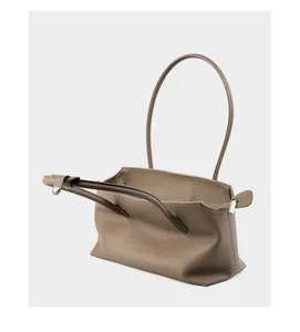 Dettaglio della borsa tote in pelle martellata grigia con texture morbida e fibbia