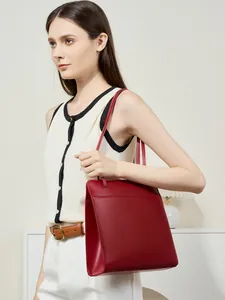 Sac cabas élégant en cuir rouge pour femme avec un design rectangulaire et des anses fines