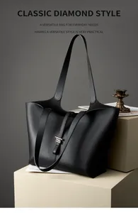 Dettaglio della borsa tote in pelle martellata nera con trama fine e manici sottili