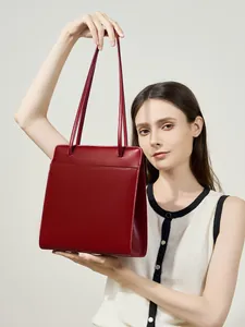 Sac fourre-tout classique en cuir rouge foncé avec bandoulières élégantes de style vintage