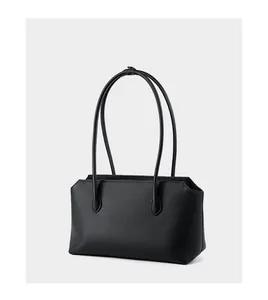 Dettaglio della borsa tote in pelle martellata nera con doppi spallacci e cuciture forti