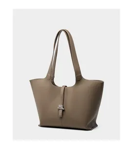 Dettaglio della borsa tote in pelle taupe martellata con fibbia in metallo argento