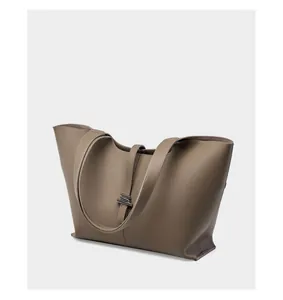Vista dettagliata della trama in pelle martellata di alta qualità su borsa tote color talpa