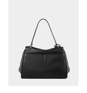 Dettaglio della borsa tote in pelle nera con cuciture verticali e finitura liscia elegante