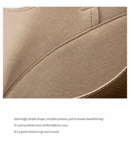 Vista macro della trama della pelle e della fodera in scamosciato della borsa tote