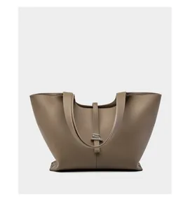 Dettaglio della borsa shopper in pelle martellata color taupe con spalline sottili