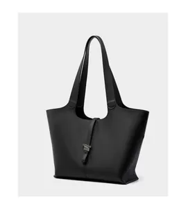 Dettaglio della borsa tote in pelle nera a grana con chiusura a cinturino e forma a secchio