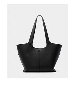 Vista macro della pelle martellata nera e silhouette a forma di ali della borsa tote