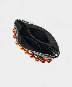 Détail de l'intérieur avec compartiment principal et poche zippée du sac à main noir élégant