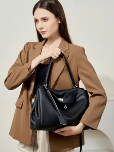 Borsa a spalla capiente in pelle nera con chiusura a scatto in argento per ufficio