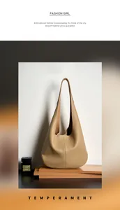 Λεπτομερής προβολή της premium camel τσάντας με την εκλεπτυσμένη υφή δέρματος litchi
