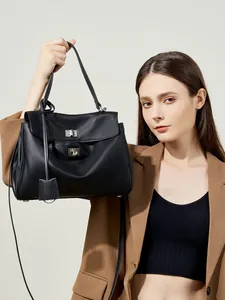 Borsa tote Rodeo in pelle nera con chiusura a scatto argento e tracolla su modella