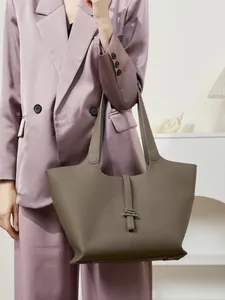 Grande borsa shopper in vera pelle taupe con texture a grana e fibbia in metallo argento