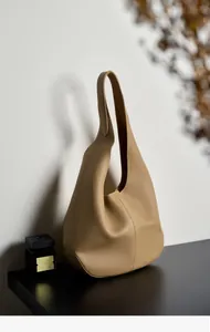 Κοντινό πλάνο στην υφή του δέρματος lychee και τις ραφές της τσάντας