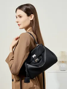 Borsa a spalla grande in pelle liscia nera con chiusure girevoli in argento elegante