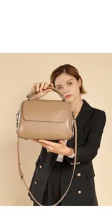 Detailaufnahme der khakifarbenen Ledertasche mit Litschi-Muster und goldenen Metallteilen