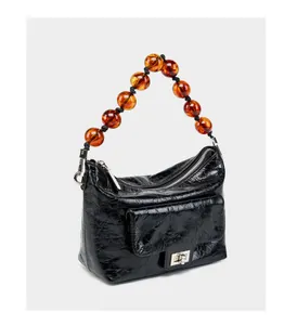 Détail du sac à bandoulière en cuir ciré avec poignée en perles ambrées et fermoir argent