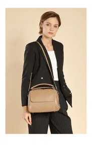 Details der Premium-Ledertextur und goldenen Hardware der Boston-Tasche in Khaki