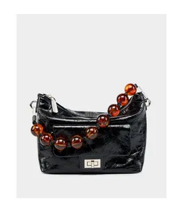 Détail du sac plissé en cuir ciré noir avec chaîne de perles ambrées et fermoir en métal