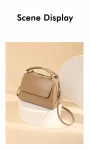 Detailansicht der khakifarbenen Leder-Boston-Tasche mit Griff und Riemendetails